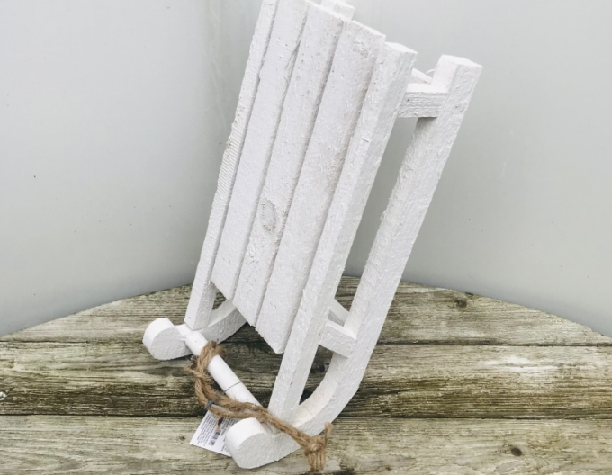 Dekorativer weißer Holzschlitten