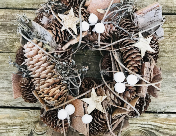 Dekorativer Kranz mit Tannenzapfen 25cm