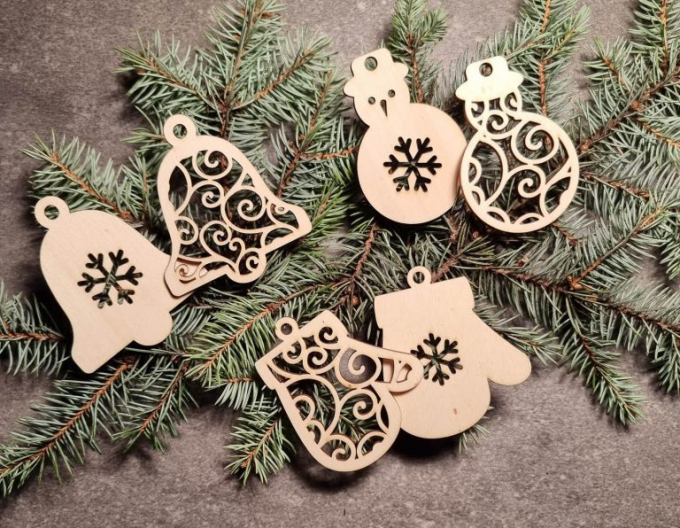 Traditionelles Set - Schachtel mit Weihnachtsschmuck