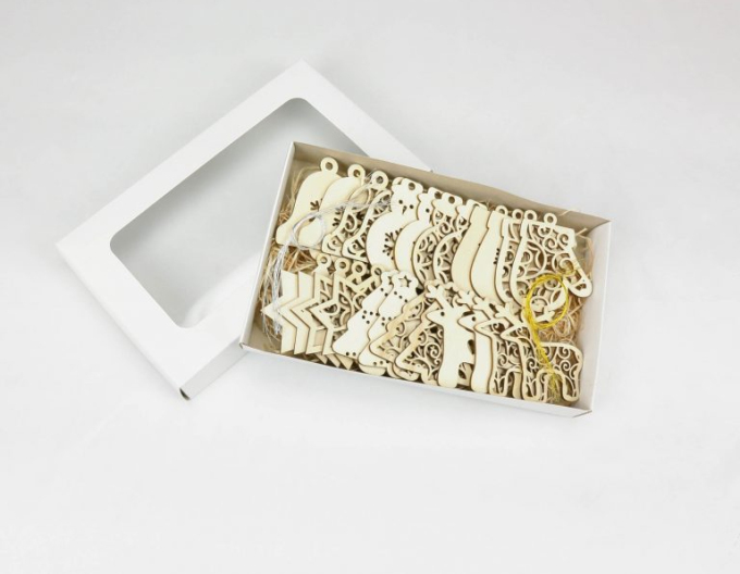 Traditionelles Set - Schachtel mit Weihnachtsschmuck