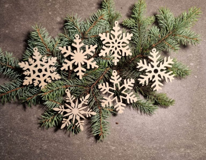 Set mit Schneeflocken - Schachtel mit Weihnachtsschmuck