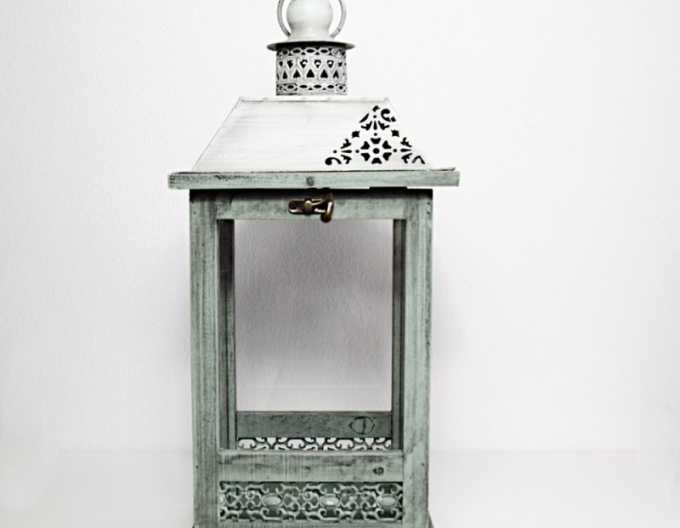 Grüne Laterne aus Holz